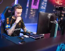 FNC血洗MAD，Faker完成史诗逆转激烈交锋四强赛，技惊四座