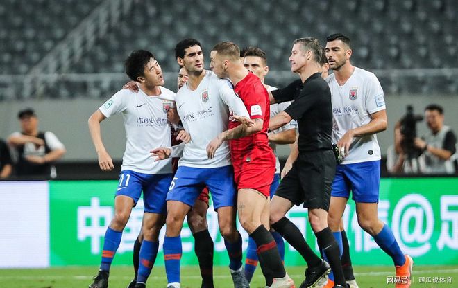 球队主教练受伤退出,副教练接管指挥,引发热议 球队主教练受伤退出,副教练接管指挥,引发热议