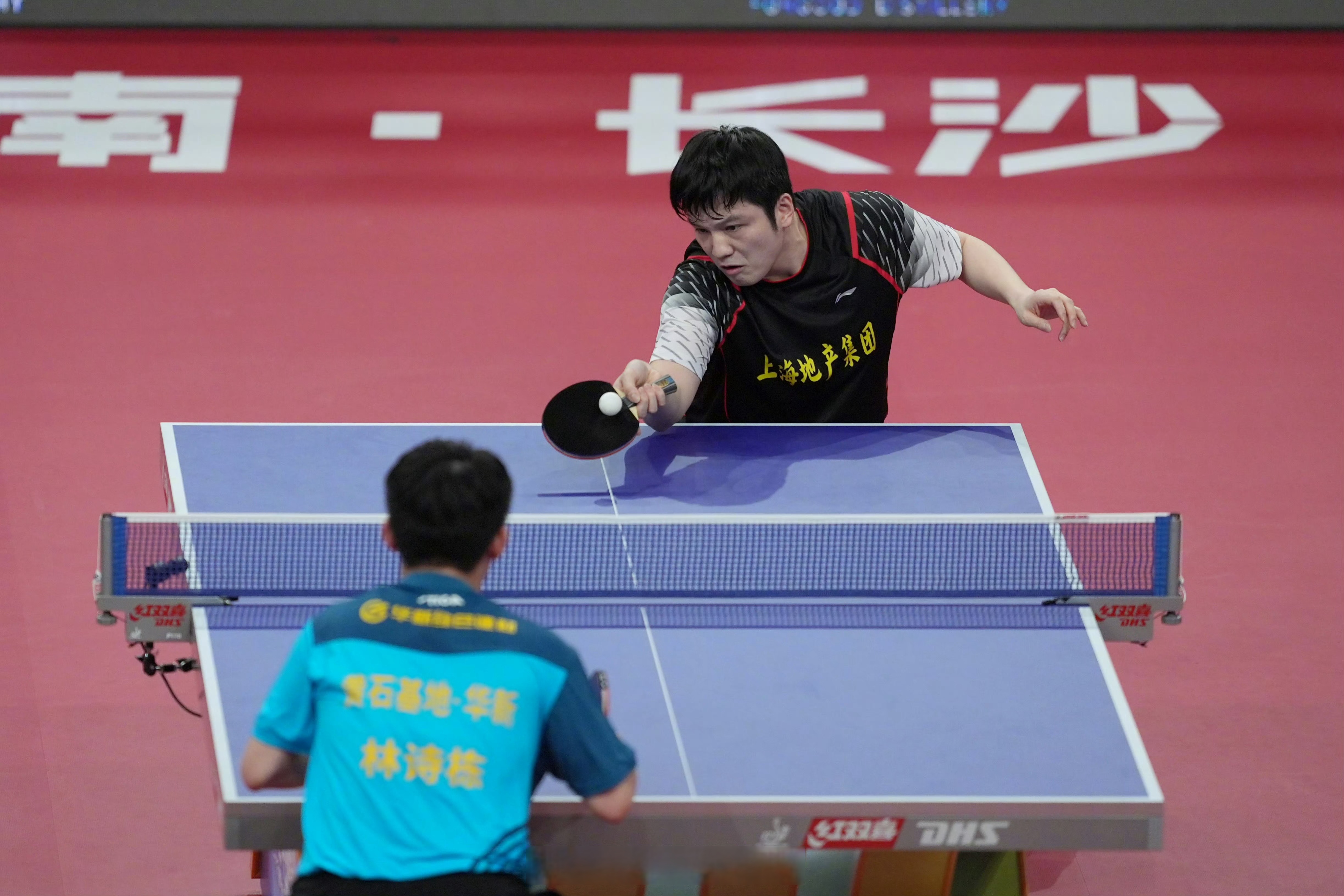 瑞典队鏖战英格兰队,樊振东点燃赛场 瑞典队鏖战英格兰队,樊振东点燃赛场