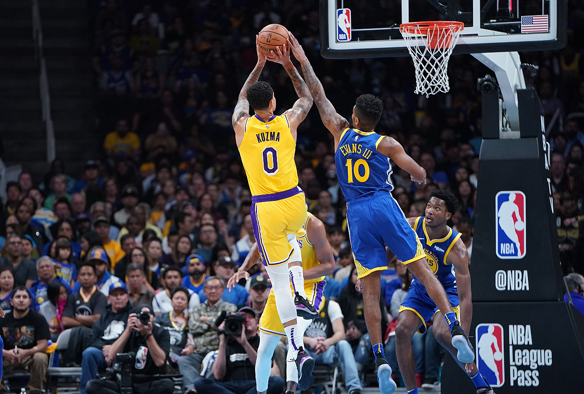 鹈鹕力克骑士，库里带队取胜