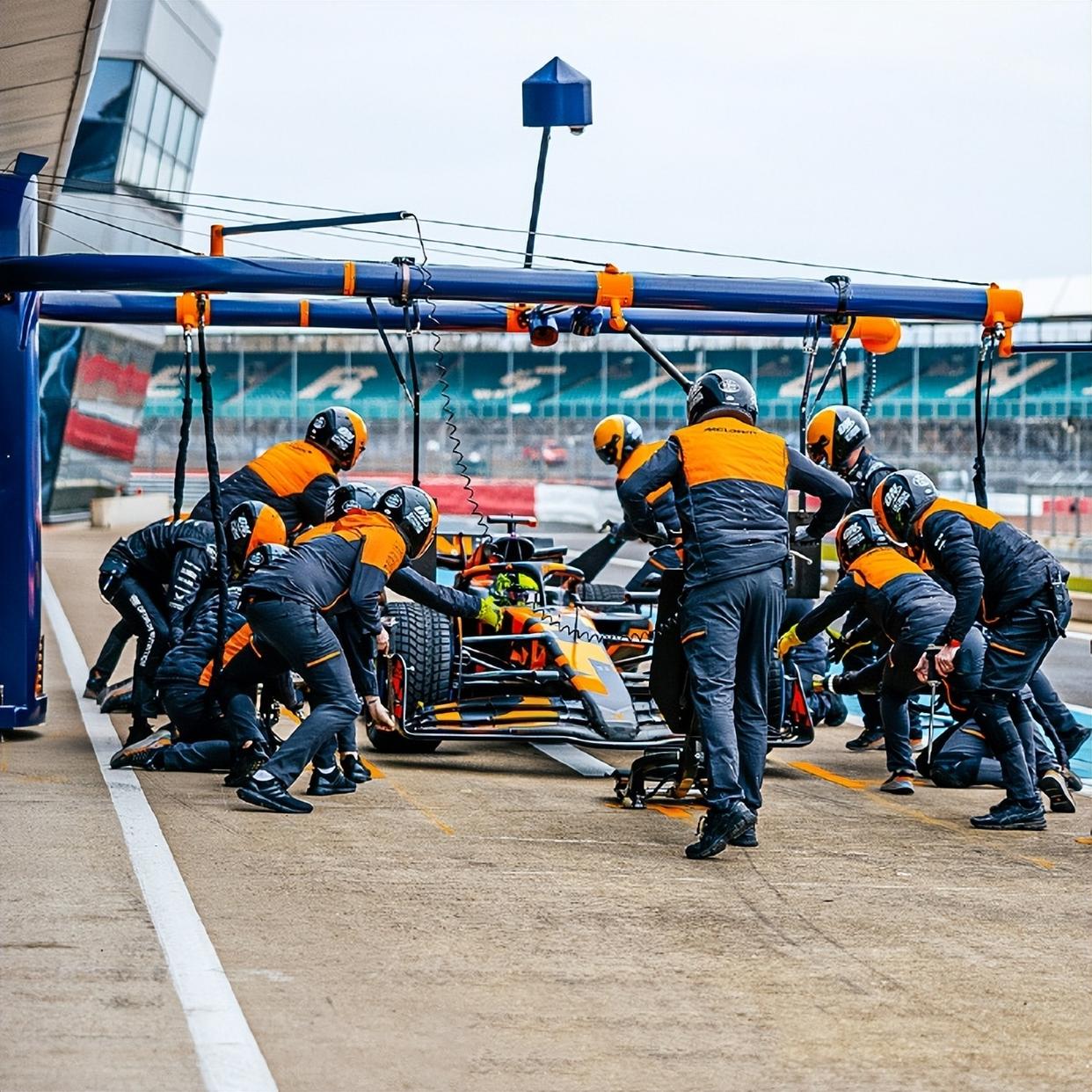 包含索伯车队碾压梅赛德斯，维斯塔潘点燃赛场的词条